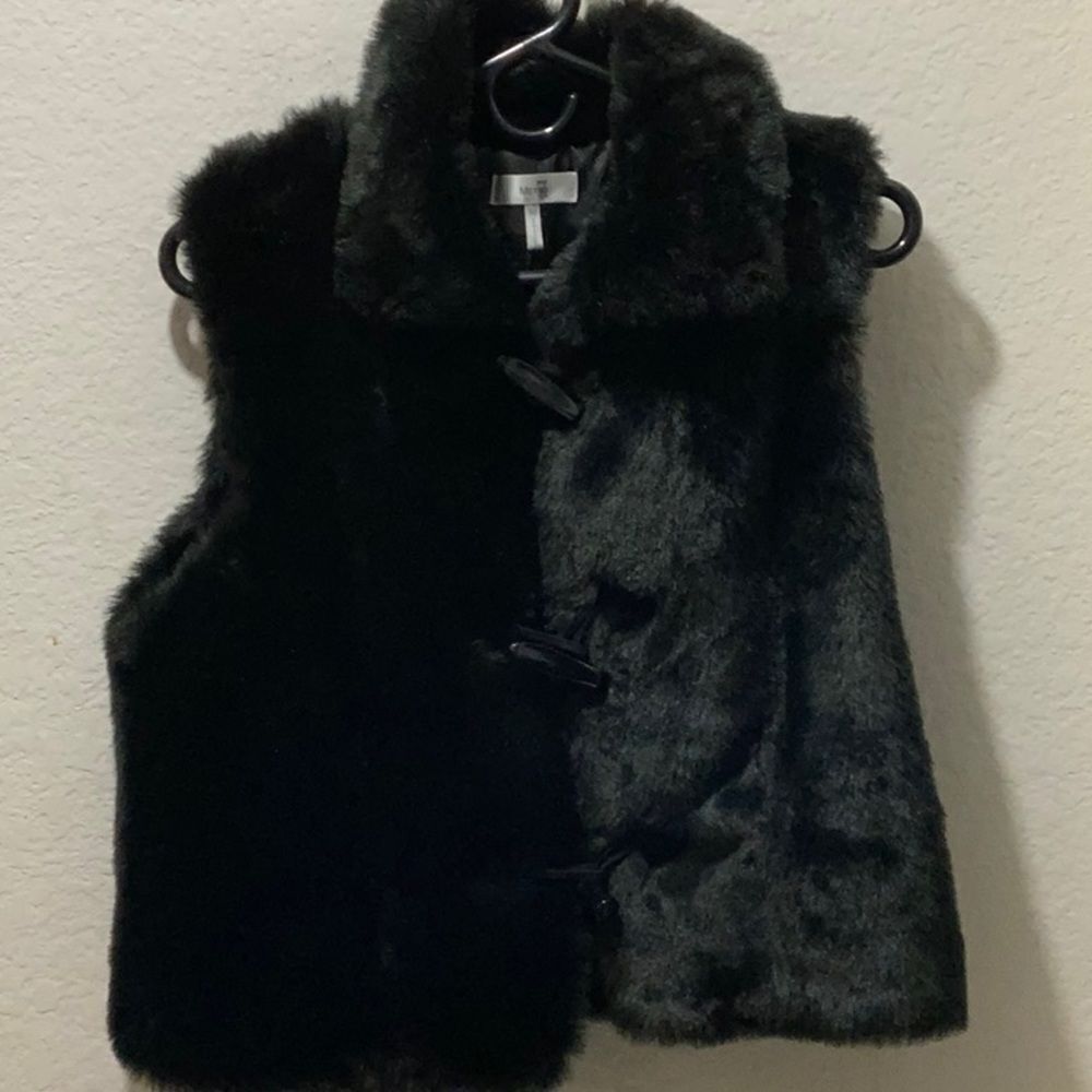 Metro 7 woman faux fur vest with 3 button closure size medium